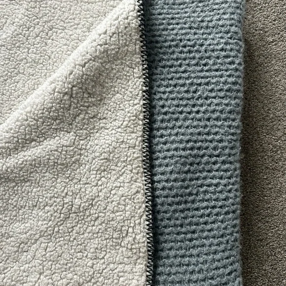 Pottery Barn Thermal Sherpa Back Knit Throw - Picture 3 of 4